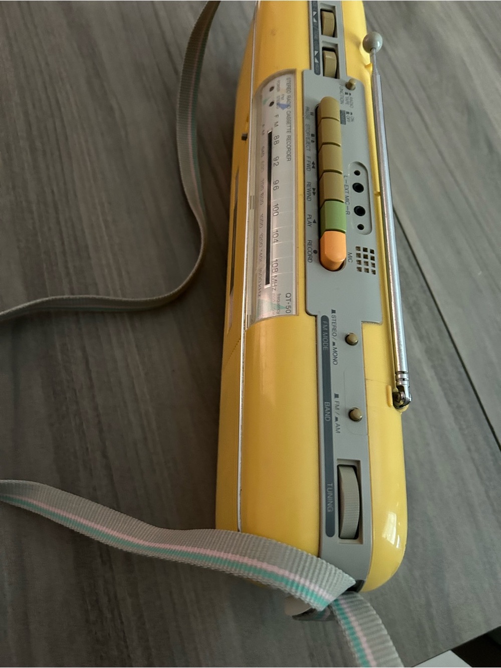 Vintage Sharp Q-50 (Y) Yellow Retro Portable AM/FM Radio Cassette Player - Picture 6 of 7